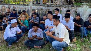 Ket foto; Do'a bersama saat ziarah kubur di TPU Jalan Bantan Dusun IV Desa Senggoro.