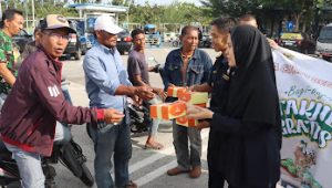 Gema Ramadhan 1446 H, Bea Cukai Bengkalis Berbagi Takjil ke Masyarakat Pengguna Jalan