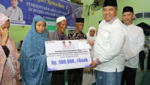Safari Ramadhan di Sungai Apit, Bupati Siak Serahkan Bantuan CSR kepada Pengurus Masjid Masjid