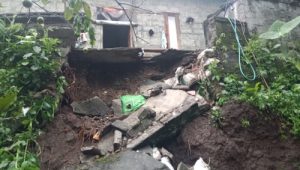 Rumah Ibu Suyati Pondasi Bengkak Terkikis Air Hujan Deras dan Mengakibatkan Tanah Longsor