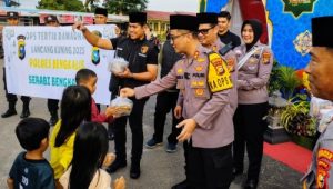 Kapolres Budi Setiawan Berbagi Takjil “Serabi Bengkalis” ke Masyarakat Membutuhkan