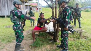 Satgas Yonif 642/Kps Laksanakan Anjangsana dan Bagikan Sembako ke  Warga Kampung Mesna