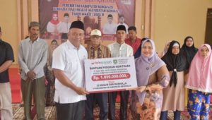 Safari Ramadhan Perdana, Bupati Kasmarni Serahkan Bantuan Kepada Masyarakat