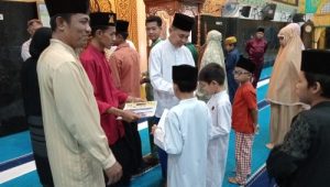 Usai Sholat Tarawih, Masjid Al-Mubarak Desa Senggoro Serahkan Bantuan Kepada 48 Anak Yatim