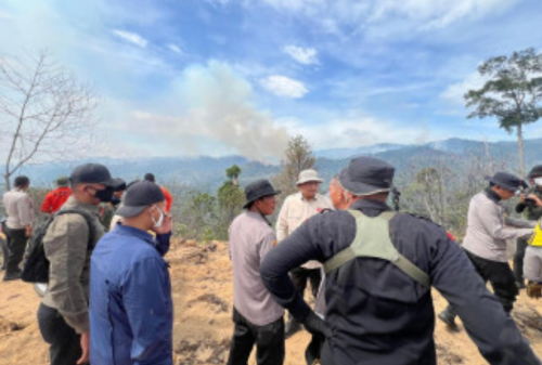 Wakapolda Riau dan Bupati Rohul Terjun Langsung Padamkan Karhutla di Menaming