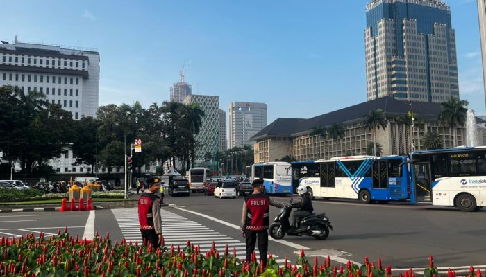 Polisi Gelar Strong Point di Jakarta, Pengamanan Humanis Jaga Kelancaran Pagi Hari