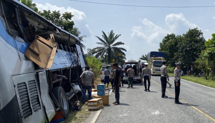 Salip di Garis Kuning, Bus Tabrak Truk di Pelalawan: 4 Penumpang Tewas