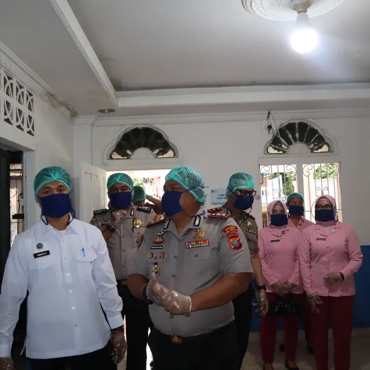 Foto Kapolres Nias Selatan saat meninjau  MBG di ruang kelas
