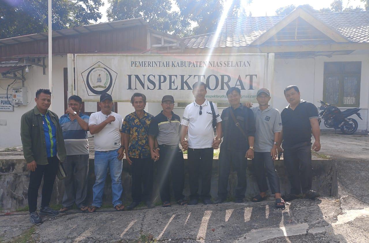 Foto warga saat mendatangi kantor dinas inspektorat Nias Selatan
