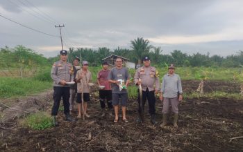 Kapolsek Rangsang Tanam Jagung Pipil di Penyagun Dukung Ketahanan Pangan