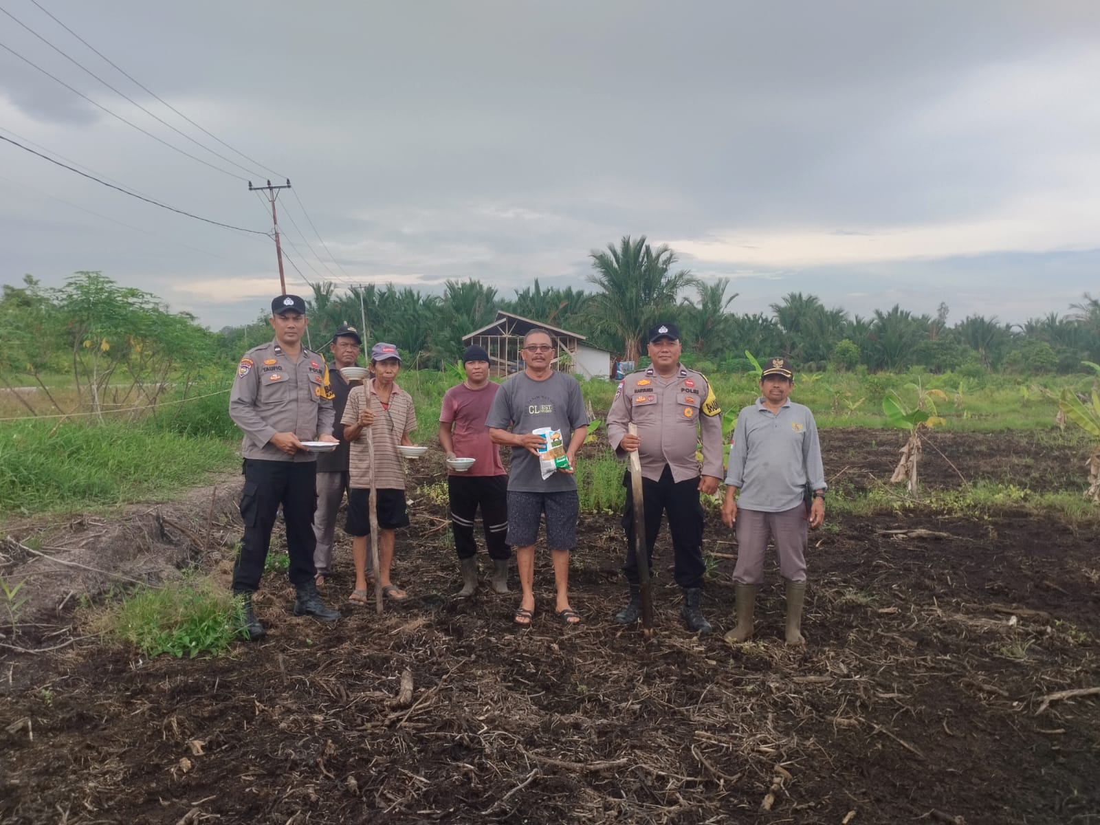 Kapolsek Rangsang Tanam Jagung Pipil di Penyagun Dukung Ketahanan Pangan