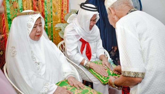 Tangis Haru Sambut Kepulangan Jamaah Haji Meranti, Diarak Kompang hingga Tepung Tawar