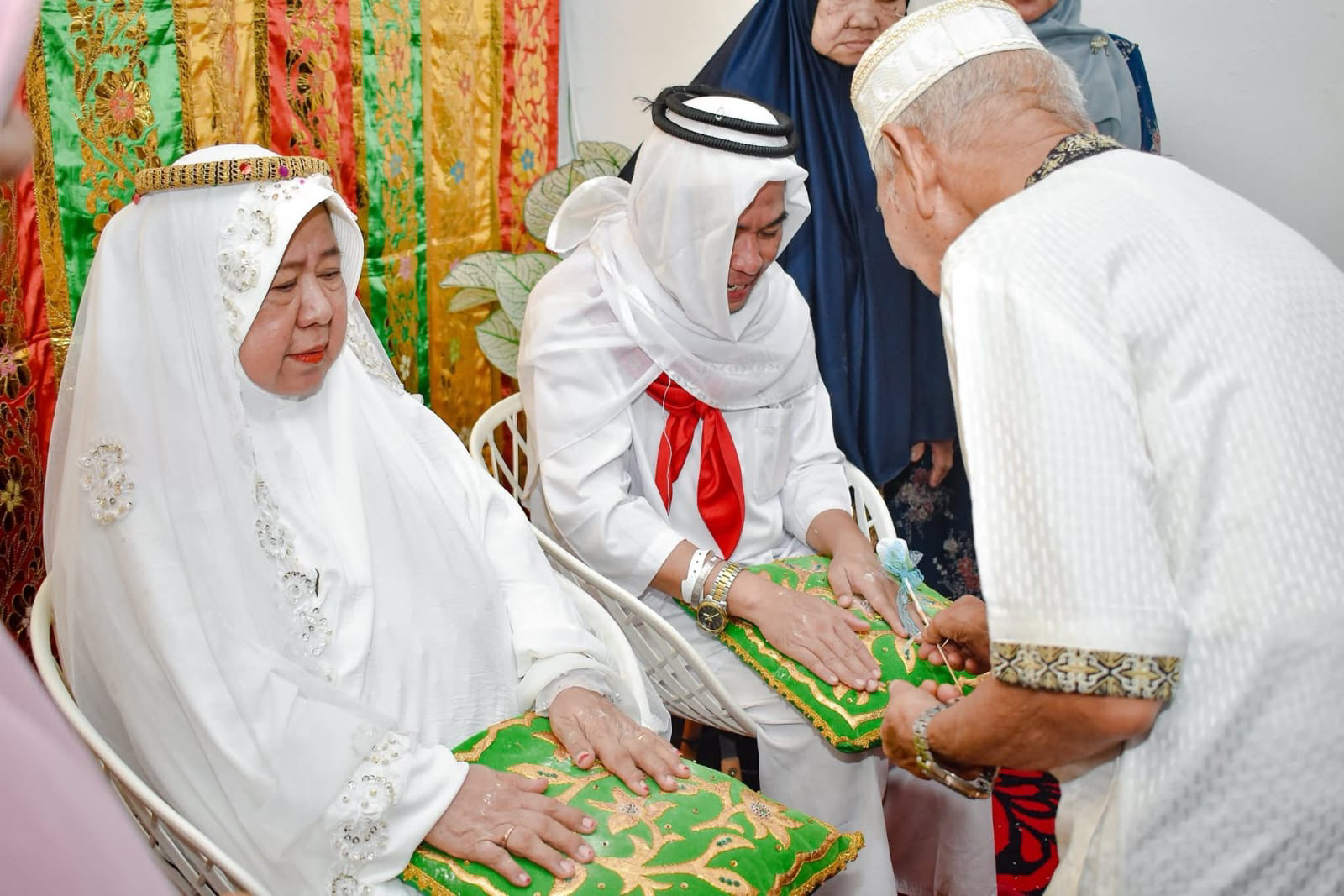 Tangis Haru Sambut Kepulangan Jamaah Haji Meranti