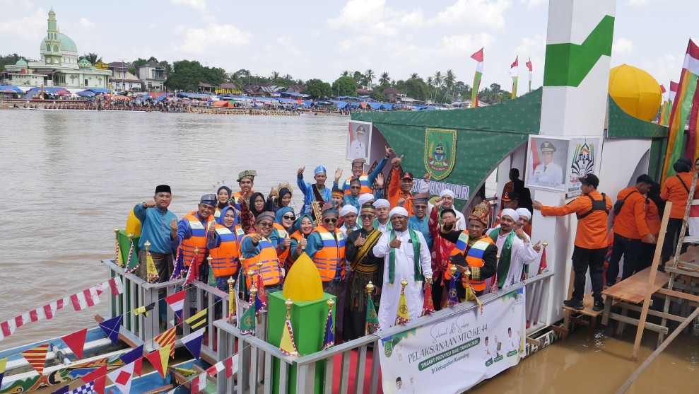 Bupati Rohil Meriahkan Parade Perahu Hias MTQ Riau
