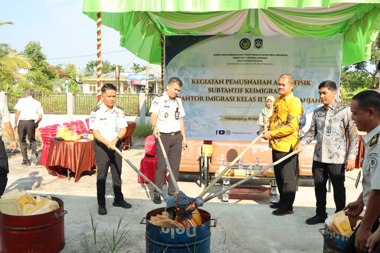 Imigrasi Selatpanjang Musnahkan 42.012 Arsip Keimigrasia